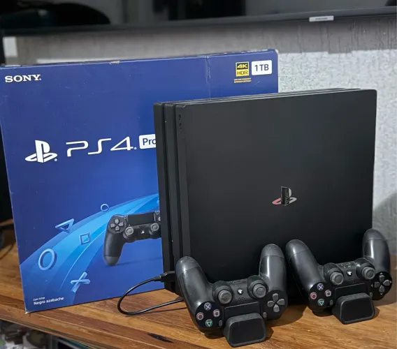 PS4 Pro 1TB 4K - 2 Controles + Suporte Refrigerado - Na Caixa Original