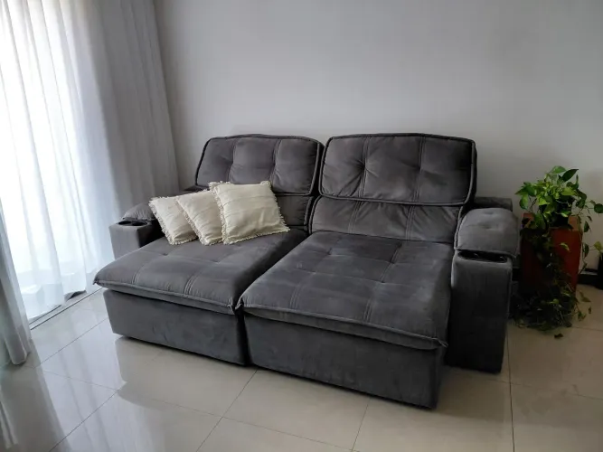 Sofá retrátil com porta copos semi novo, menos de um ano de uso