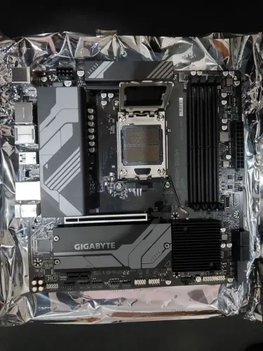 Gigabyte B650M DS3H 1.3 rev - AM5/ DDR5 com caixa