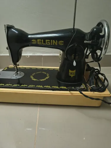 Máquina de Costura Antiga, funcionando, todo original