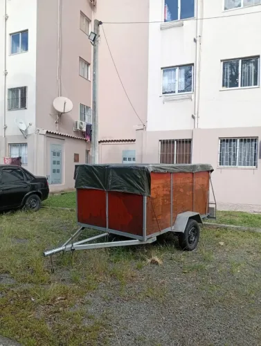 Reboque de carga aberto com tampa removivel