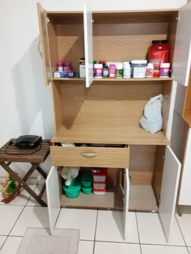 Armário muito espaçoso novo com rodinhas de travar