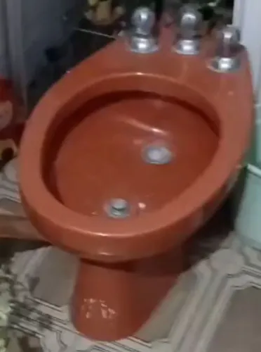 Bidê de porcelana marrom