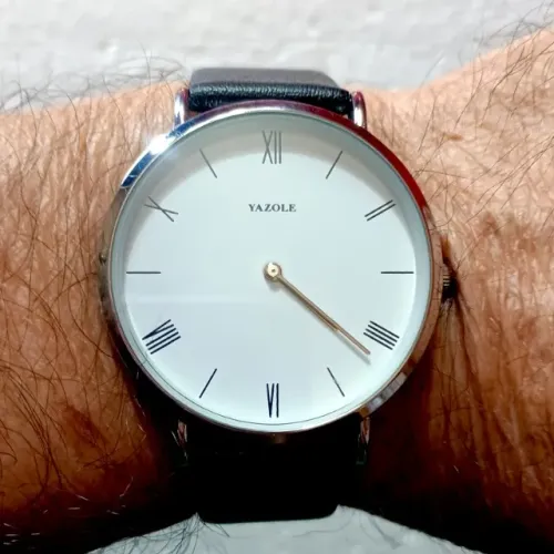 Relógio Masculino YAZOLE Grande - Novo, Nunca Usado e funcionando perfeitamente.
