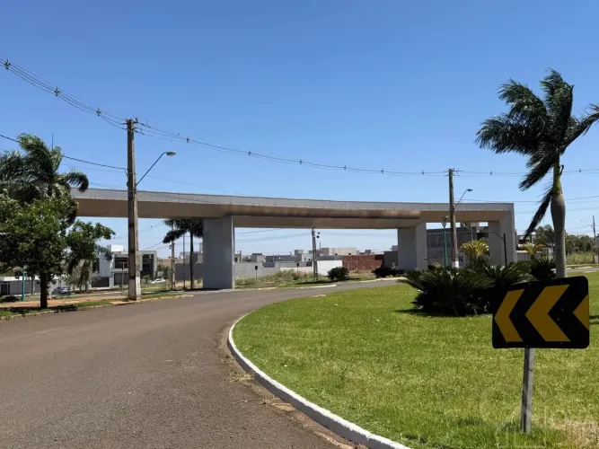 Terreno á venda no Jardim Munique com 302m² em Maringá