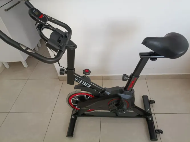 Bicicleta Ergométrica Spinning KN20 com volante de inércia de 8kg