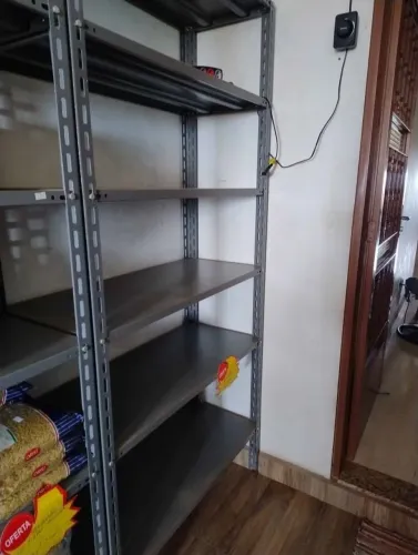 Prateleiras reforçadas usadas