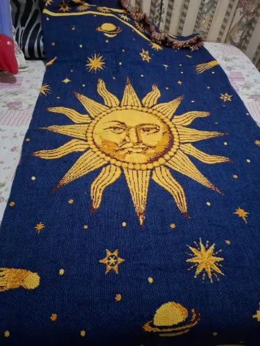Colcha com lua e estrelas.