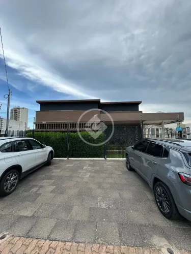 Prédio comercial com 3 salas, todas com lavabo, recepção, copa, 8 vagas de garagem. codigo