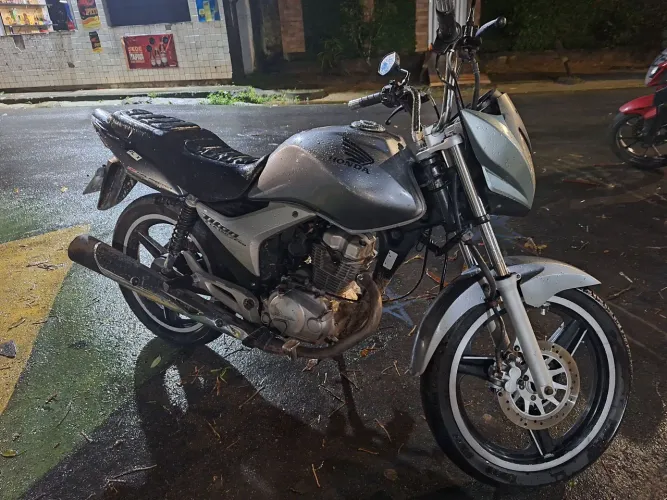 Moto 2011 cinza completa