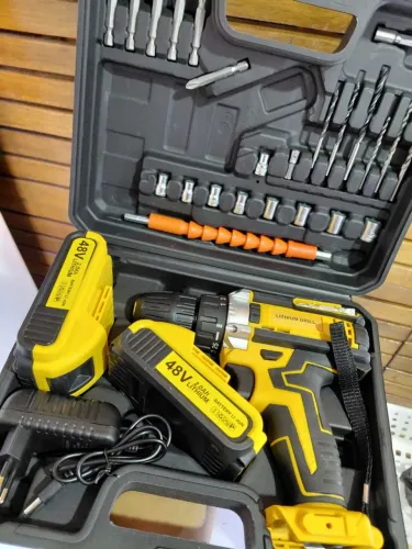 Parafusadeira/Furadeira com 2 Baterias Novas