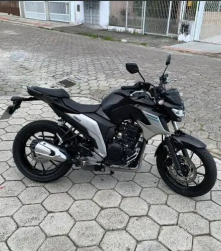 Vendo Yamaha fazer somente com 85 mil rodados moto tudo ok documento