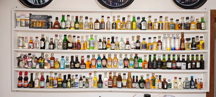 Coleção de miniaturas de bebidas.