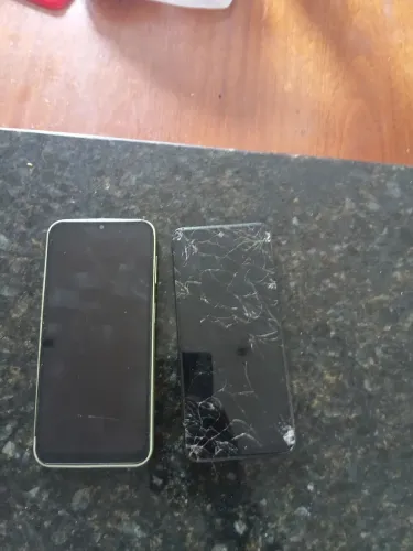 Vende celular para peça ou arrumar um xami e um a14 Samsung