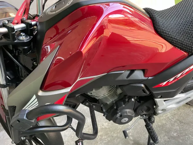 Vendo Titan 2025, na cor vermelha