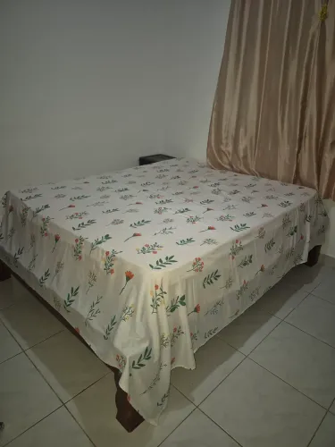 Cama em madeira com colchão