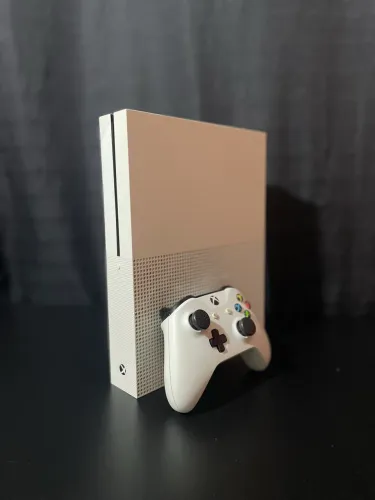 Xbox one S 1 TB com 42 jogos