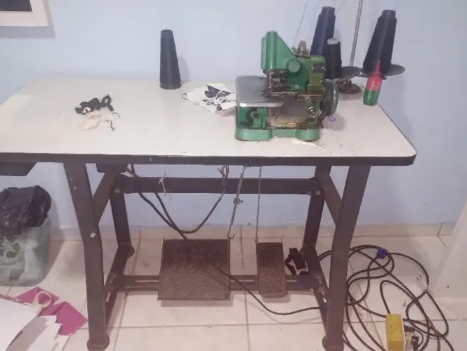 Máquinas de costura Singer industrial reta 2,overclock 2, Galoneira 1. Vendo 5 máquinas.
