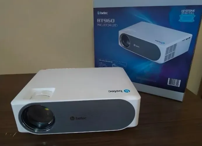 Projetor betec bt 960 + tela de projeção 