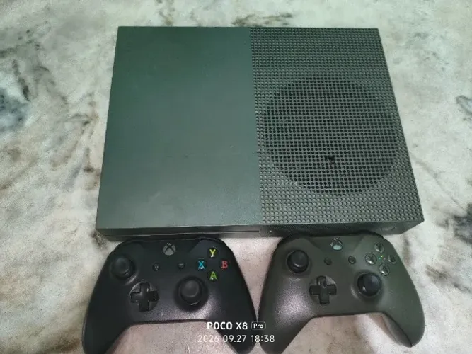Xbox one s 1T com dois controles acompanhado dos cabos
