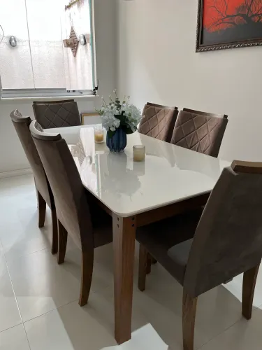 Conjunto de mesa com 6 cadeiras 