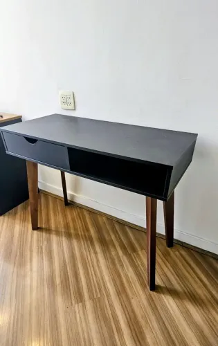 Escrivaninha preta com gaveta (100 cm)