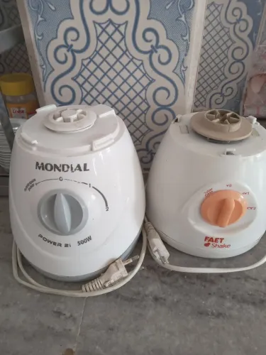 Duas bases de liquidificadores.