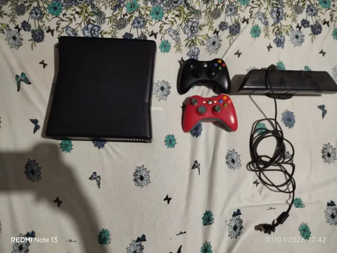 Xbox 360 e Kinect com um controle original  ,cabo de força e os cabos de ligar
