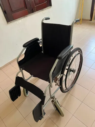 Cadeira de Rodas DellaMed - Em Bom Estado - Oportunidade!