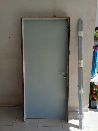 Porta em madeira completa 2,10mx90cm