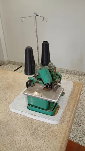 MÁQUINA DE COSTURA OVERLOQUE CHINESINHA 