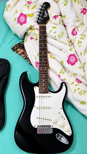 Guitarra Eagle STS-001 + amplificador Fender Frontman 25R