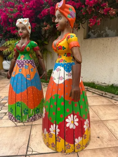 Escultura boneca artesanal em madeira pintada à mãe - grande