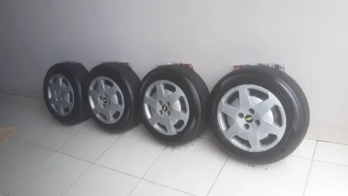 Jogo de rodas com pneus Firestone F-700 - Meriva / Corsa / Volkswagen. 