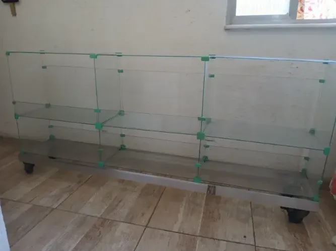Balcão vitrine modular com base alumínio