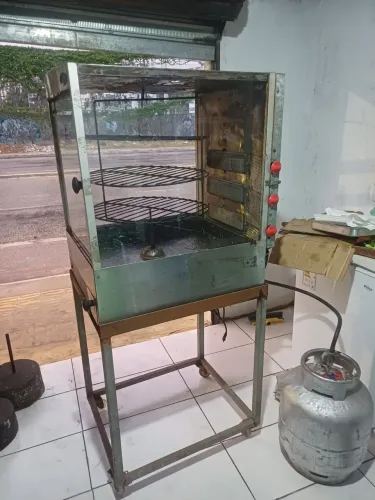 Vende-se esse máquina de assar frango