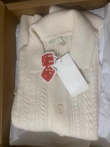 Cardigã Zara com estrutura trançada, na cor off-white/creme.