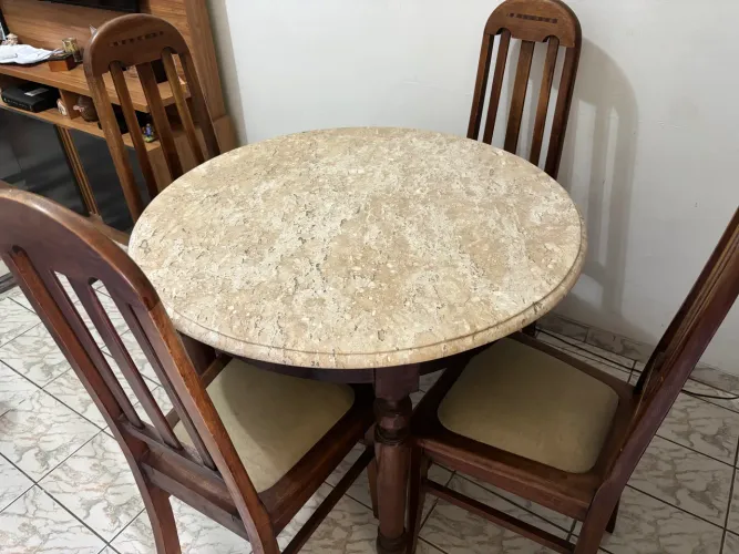 Mesa Redonda de Embuia Maciça com Tampo em Mármore Bege Bahia