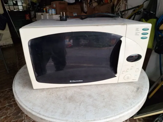 Micro-ondas Electrolux Modelo ME27F - Quebrado
