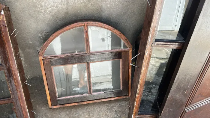 Portas e Janelas de madeira maciça