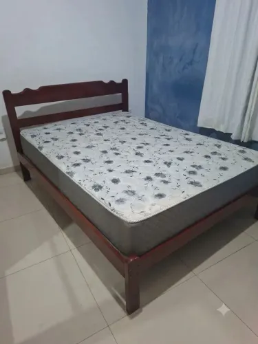 Cama casal com base de madeira usada
