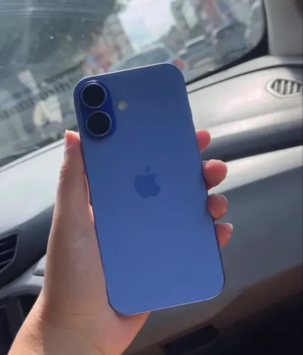 iPhone 16 azul vibrante