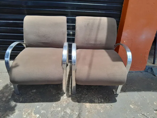 Poltronas decorativas com pés em alumínio 