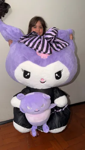 Pelúcias gigantes Kuromi e Hello Kity