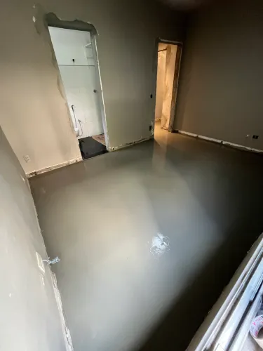 Instalação de piso vinílico laminado rodapé porta pronta e painel ripado