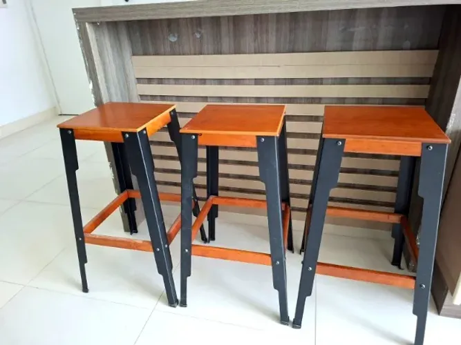 Kit 4 Bancos Altos Industriais Madeira e Ferro