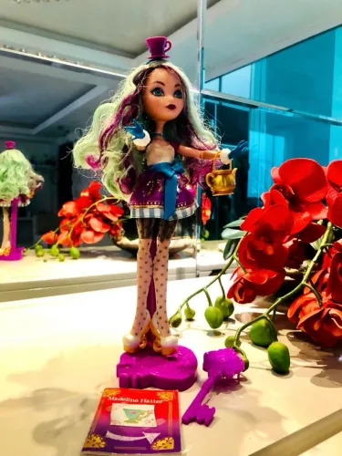 Boneca madeliine hatter eah ever after high mattel monster high original