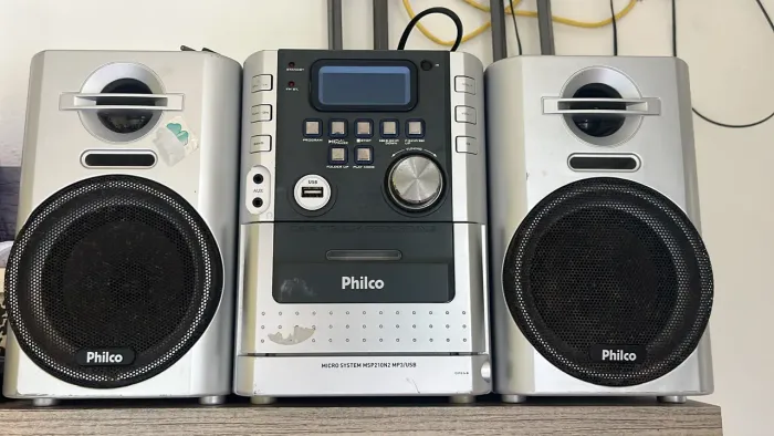Vende-se aspirador e rádio