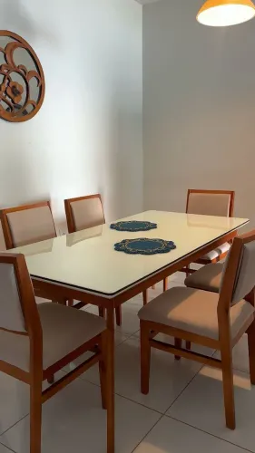 Linda mesa de jantar com 6 cadeiras.