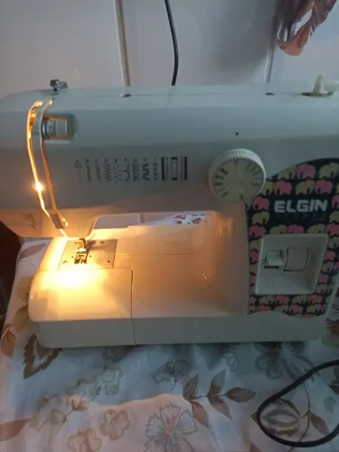 Máquina de costura da Elgin. Nova.